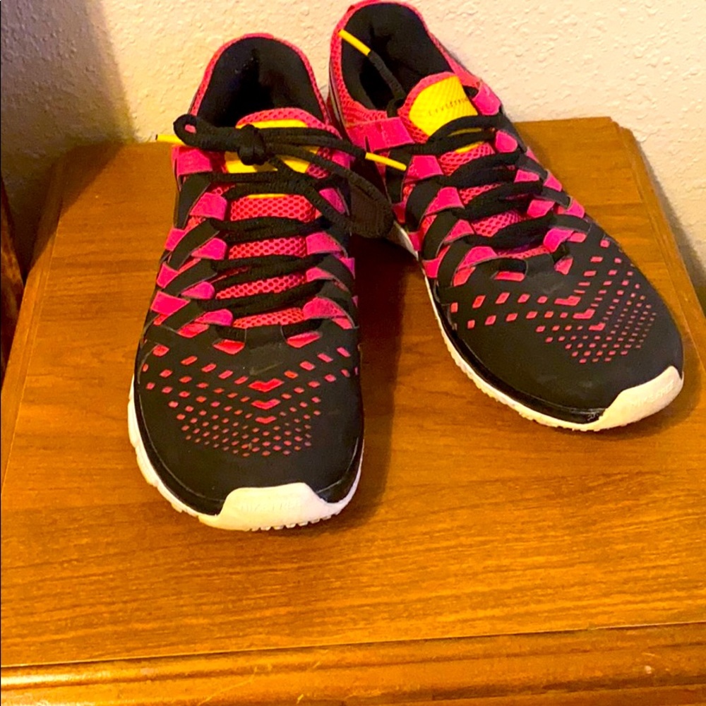 Nike women’s live strong shoe